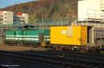plochingen V100.02 (293 006) 'Nobby' der Hessische G�terbahn GmbH mit Unterkunftscontainer auf Niederbordwagen (40 80 95 50 212-1) der BWG Service im Bf Plochingen abgestellt. (17,11,2011)