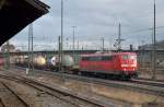 plochingen 151 012 mit Container durch den Bf Plochingen in Richtung Stuttgart/Kornwestheim. (25,02,2012)
