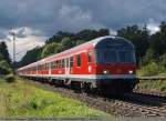 rb Eine bedrohliche Wolkenformation kommt gerade vorbei, als die 143 880-3 gerade ihre RB 19345 von Plochingen nach Geislingen(Steige) bei Ebersbach/Fils schiebt. (30,08,2010)