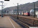 sattelauflieger-klv 152 107-9 bringt einen LKW Walter-Zug in richtung M�nchen, hier bei langsammer durchfahrt in Esslingen/N. (24,03,2010)