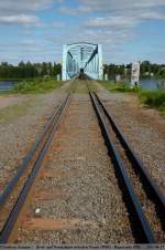 Gleise und Weichen/147292/breit-und-normalspur-zwischen-tornio- Breit und Normalspur zwischen Tornio / FIN und Haparanda / S ber die Grenzbrcke des Tornionjoki (Grne Grenze). (13,06,2011)