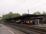 Sonstiges Fans des 1. FSV Mainz 05 [33. Spiel VFB Stuttgart-1. FSV Mainz 05] wahren recht diszipliniert. Die Ordnungskr�fte haben sich zwar gezeigt, aber sich zur�ckgehalten. Hier am Bahnhof Untert�rkheim. (01,05,2010)
