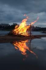 spiegelungen Spiegelung des Johannisfeuer in Rovaniemi. (24:06:2011)