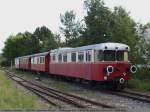 Ulmer Eisenbahnfreunde e.V Schmalspur-Dieseltriebwagen T34 [Waggonfabrik Wismar, Baujahr: 1937, Bauart: VTBPw4, Achsfolge (1A)'(A1)' bzw. (1A)'B'] ist mit Personen-/Gep�ckwagen KBD4i 30, Personenwagen KB4i 20 und dem Postwagen KDPost 3i im Schmalspurbahnhof Amstetten(W�rtt) abgestellt. (11,09,2010)
