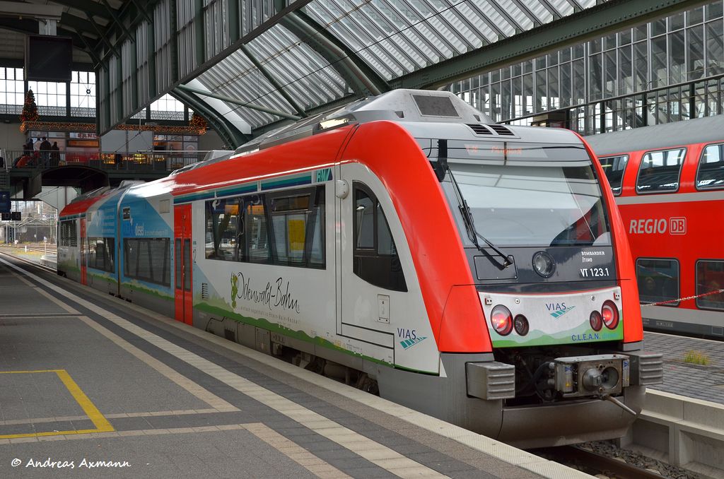  VT 123 (ITINO) der Odenwaldbahn im Hbf Darmstadt. (13,12,2011)