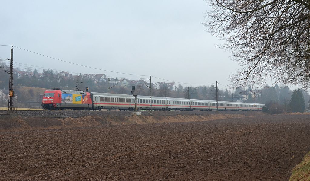 101 001 mit EC 115 auf ihrem Weg von Mnchen nach Stuttgart durch Ebersbach/Fils. (25,02,2012)