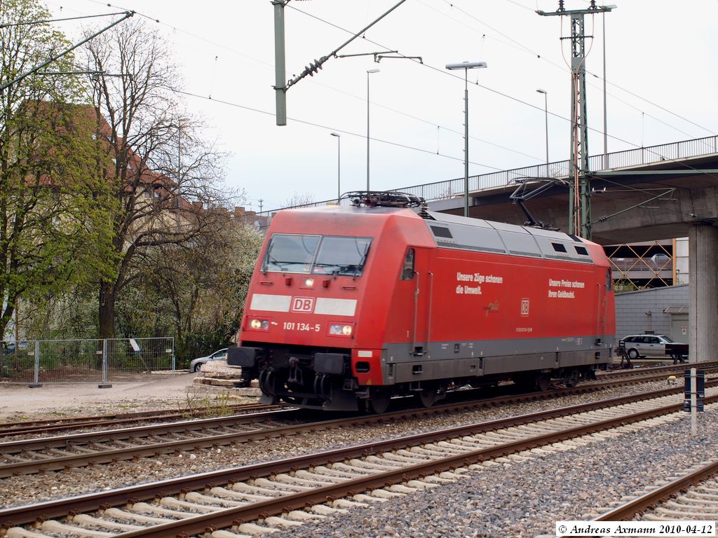 101 134-5 fhrt als LZ durch Plochingen nach Stuttgart. (12,04,2010)