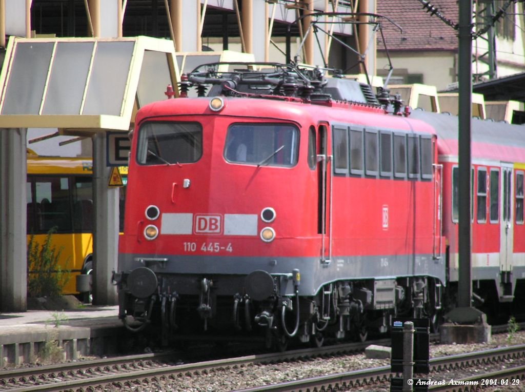 110 445-4 steht mit ihrer RB auf Gleis 1 in Plochingen nach Stuttgart bereit. (29.07.2004)