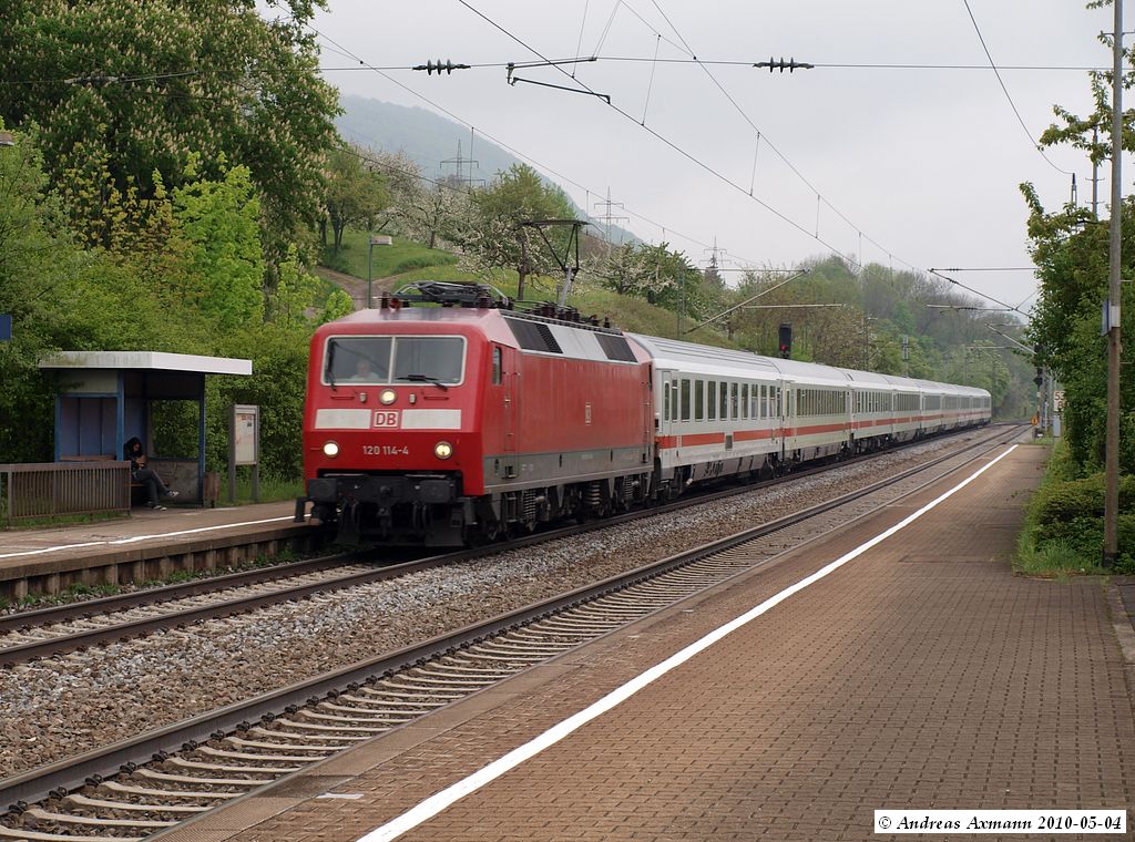 120 114-4 mit IC 2264 von Salzburg auf dem Weg nach Karlsruhe durchfahren sie Gingen/Fils. (04,05,2010)