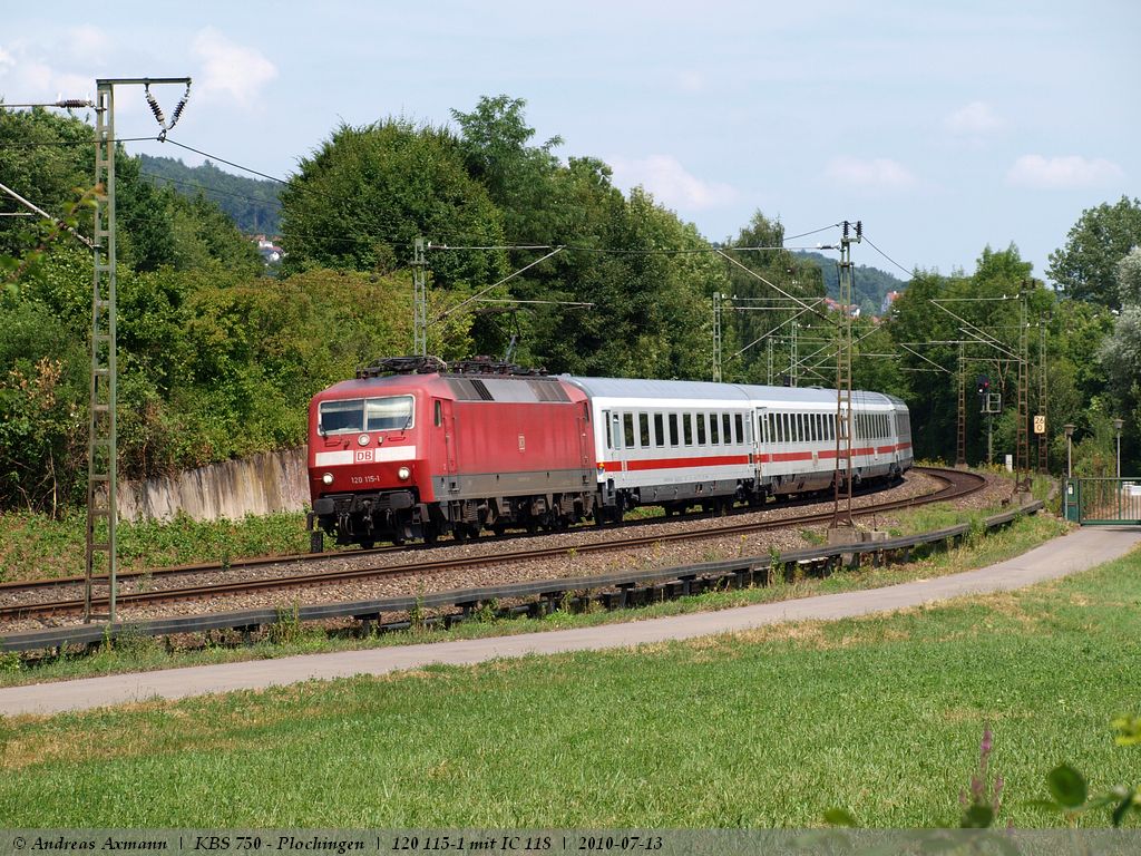 120 115 fhrt mit IC 118 aus Salzburg/Mnchen kommend bei Plochingen in Richtung Stuttgart an mir vorbei. (13,07,2010)