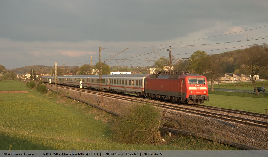 120 143 schiebt den IC 2267 nach Mnchen durch Ebersbach/Fils. (15,04,2011)