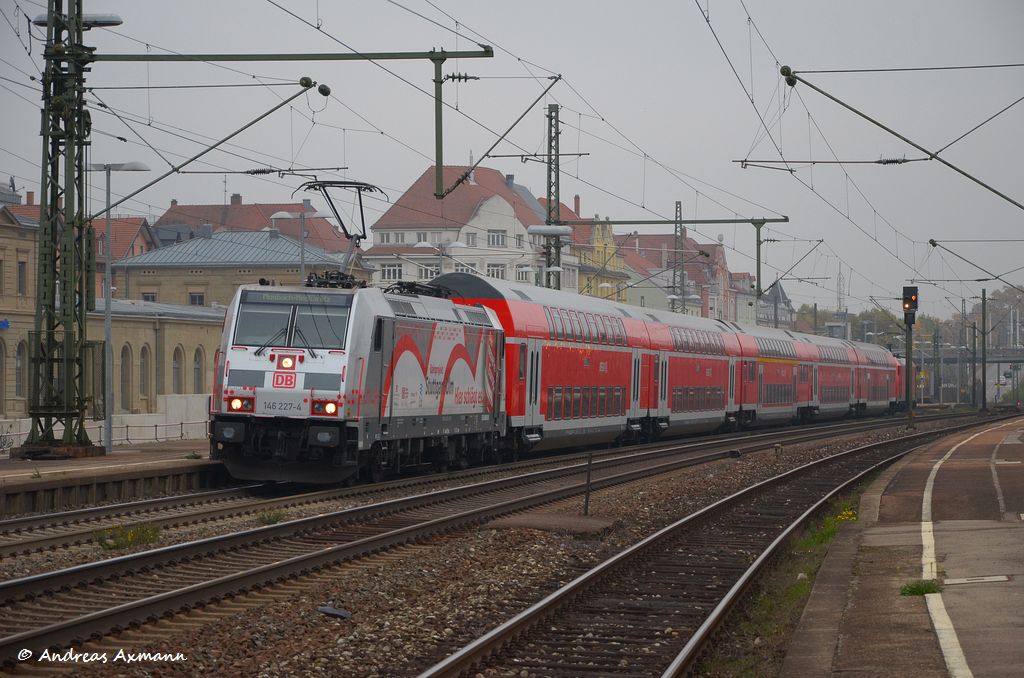 146 227 + 146 226 mit RE 19228 in Esslingen am Neckar nach Stuttgart. (09,11,2011)