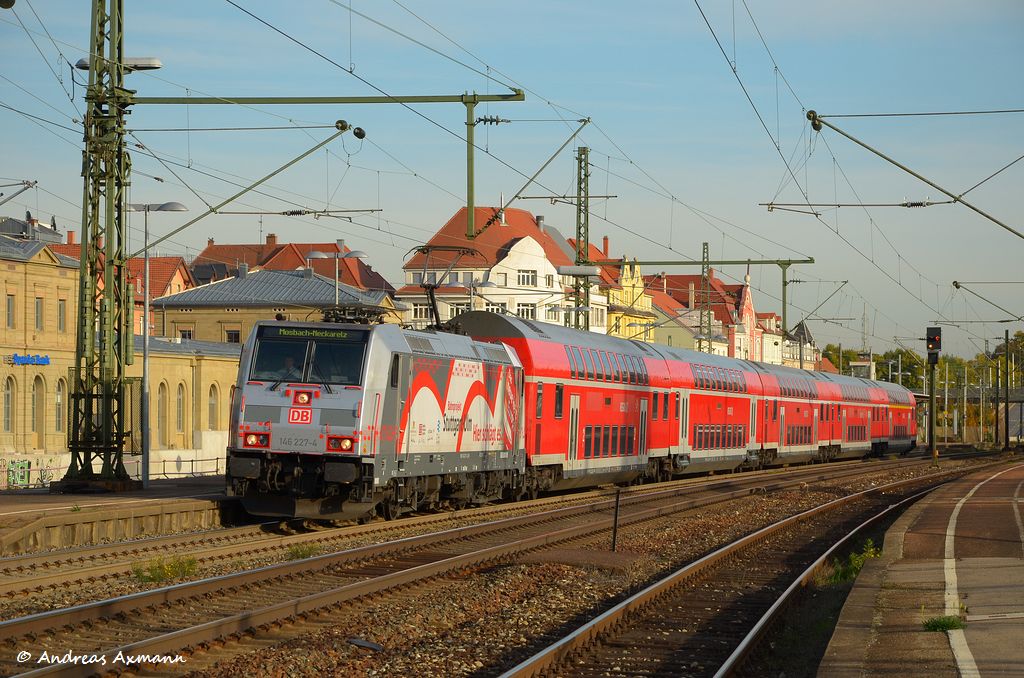 146 227 als RE 19230 nach Mosbach-Neckarels durch Esslingen am Neckar. (28,10,2011)