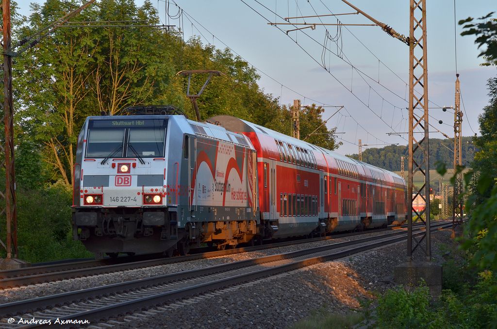 146 227 mit RE 19242 durch Uhingen nach Stuttgart. (09.08.2012)