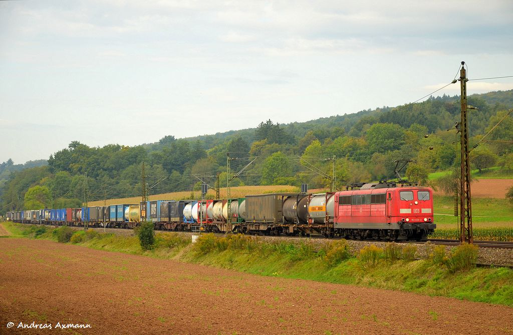 151 026 mit einem Sattelauflieger (KLV)- Zug auf ihrem Weg in Richtung Mnchen bei Ebersbach/Fils. (17,09,2011)