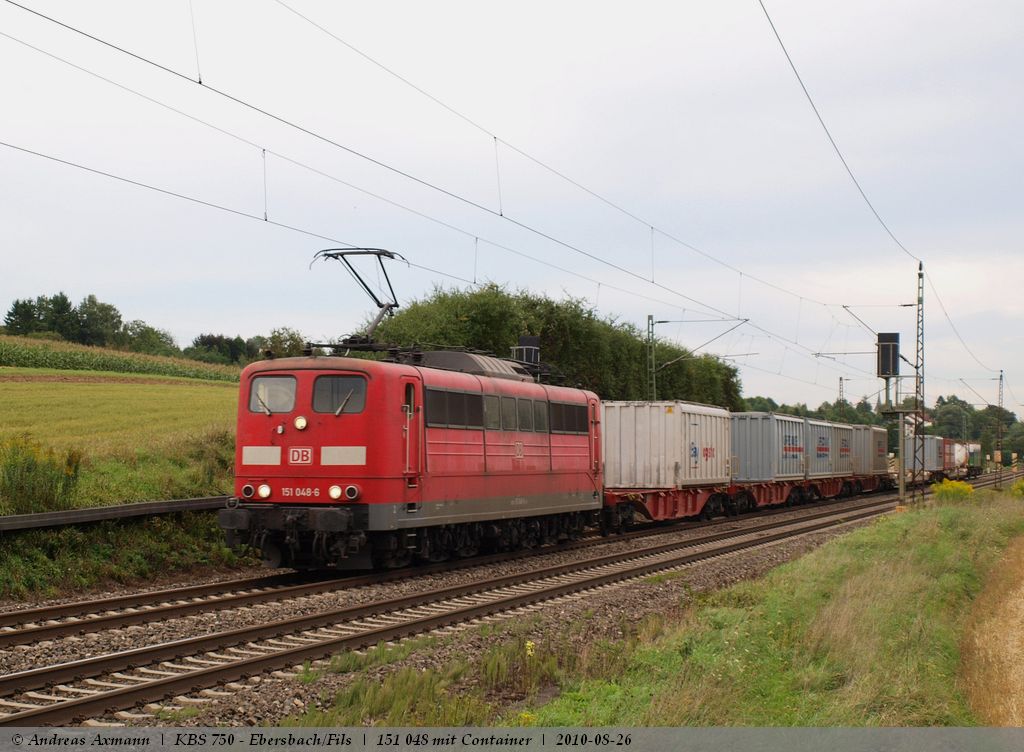 151 048-6 zieht einen kurzen Containerwagenzug bei Ebersbach/Fils in Richtung Stuttgart. (26,08,2010)