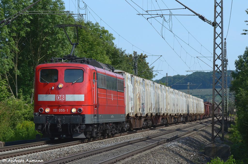 151 055 mit Güterzug durch Uhingen in Richtung Stuttgart/Kornwestheim. (14.08.2012)