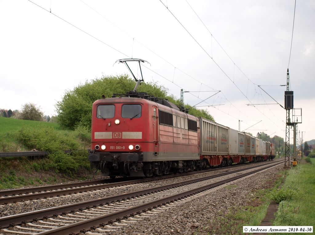 151 061-9 zieht um 18:20 Uhr einen kurzen Containerzug in Richtung Stuttgart. (30.04.2010)