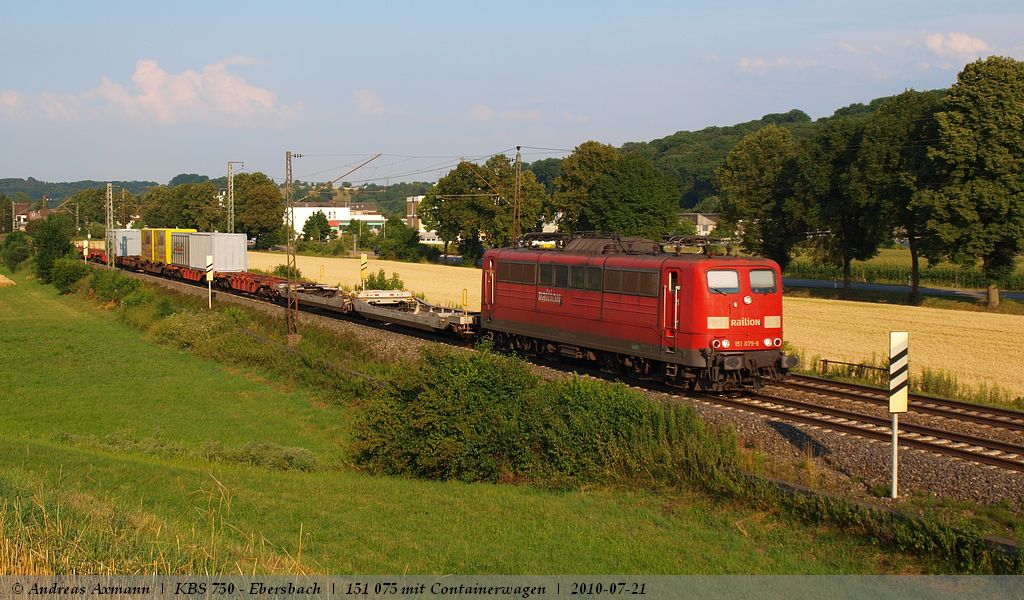 151 075 zieht einen kurzen Containerwagenzug bei Ebersbach nach Stuttgart. (21,07,2010)