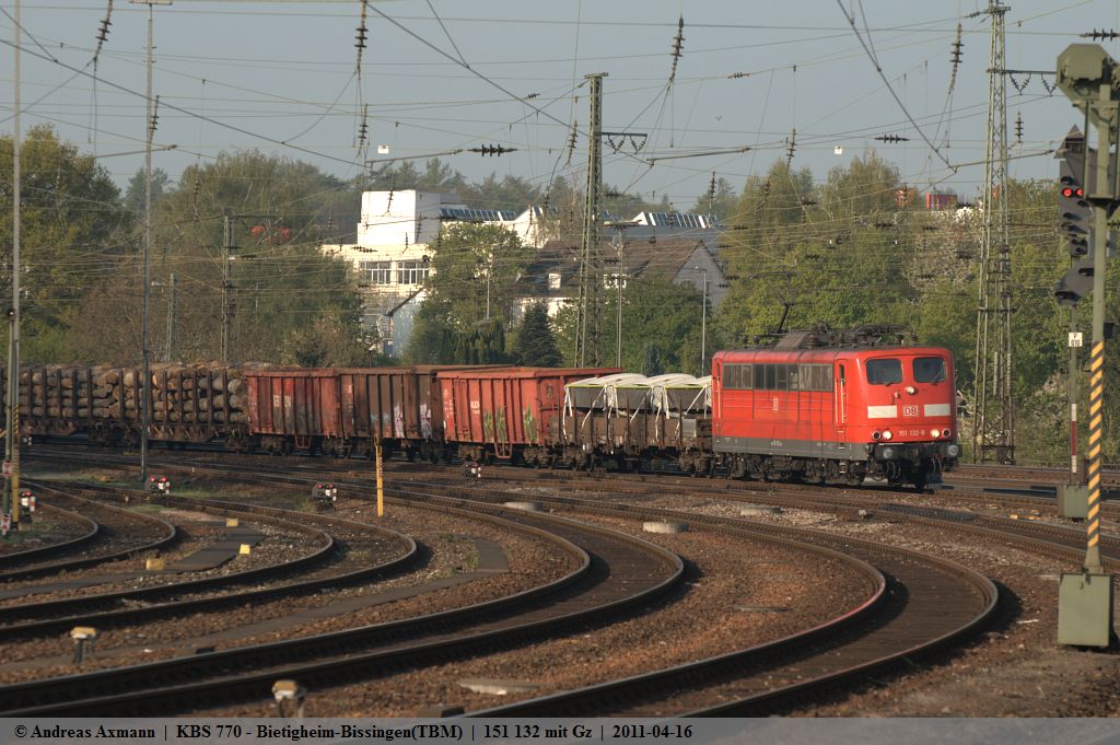 151 132 fhrt mit seinem Gterzug durch Bietigheim-Bissingen in Richtung Norden. (16,04,2011)