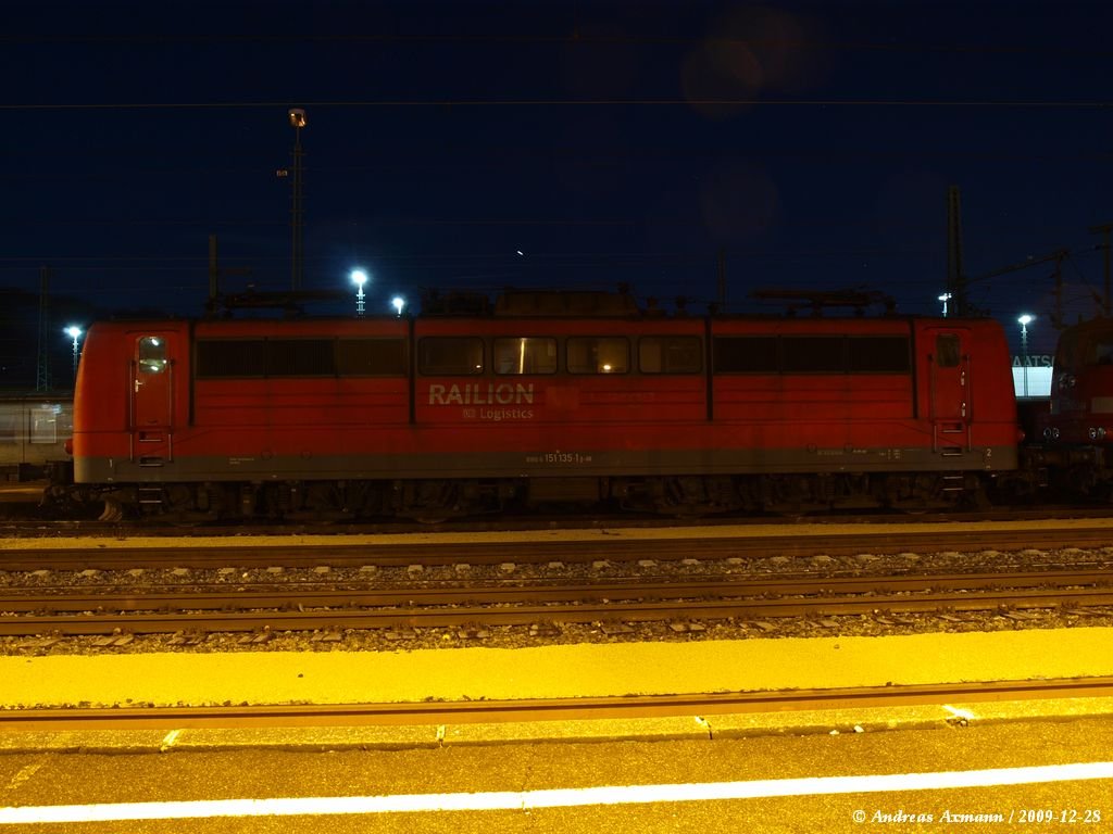 151 135-1 bernachtet auf Gleis 16 in Plochingen. (28.12.2009)