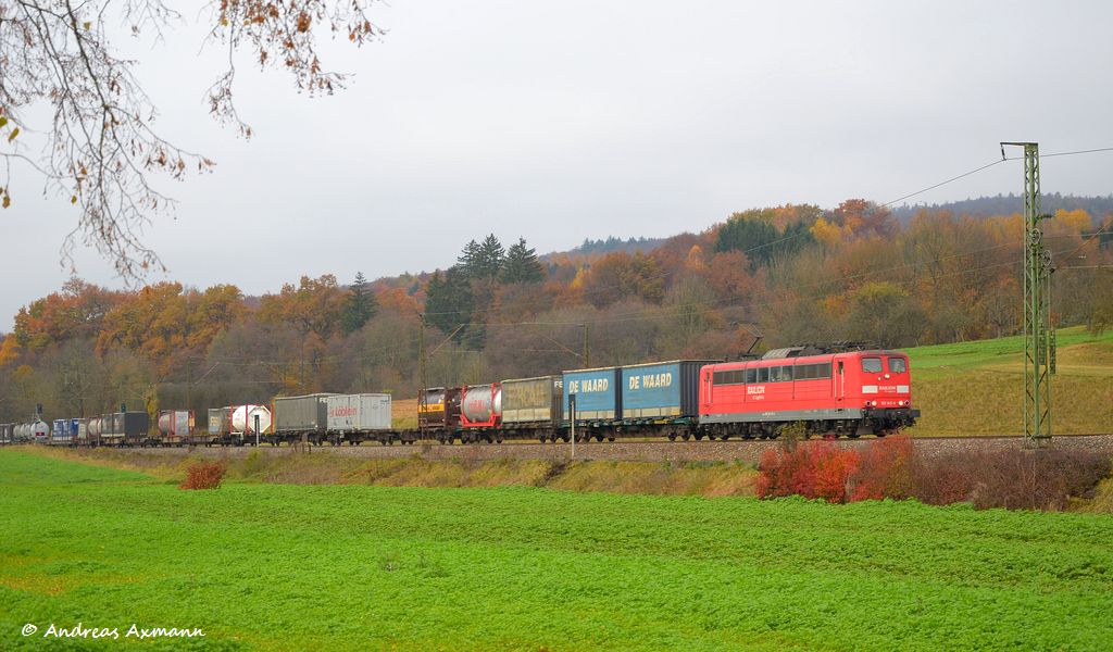151 145 mit KLV durch Ebersbach/Fils in Richtung Mnchen. (10,11,2011)