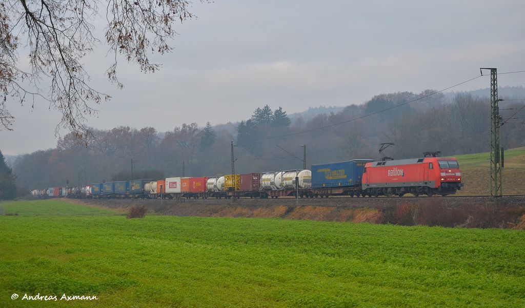 152 042 mit KLV/Cntr. durch Ebersbach/Fils in Richtung Mnchen. (26,11,2011)