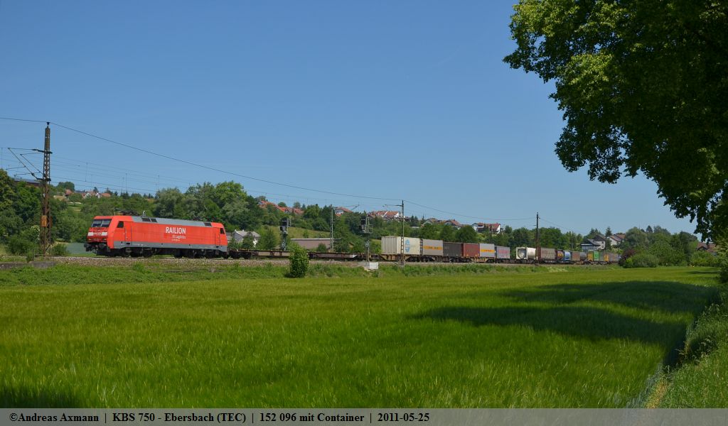 152 096 mit einem Containerzug Richtung Stuttgart/Kornwestheim durch Ebersbach/Fils. (25,05,2011)