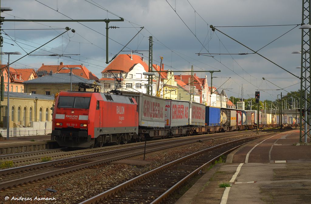 152 110 mit KLV durch Esslingen am Neckar in Richtung Stuttgart/Kornwestheim. (13,10,2011)