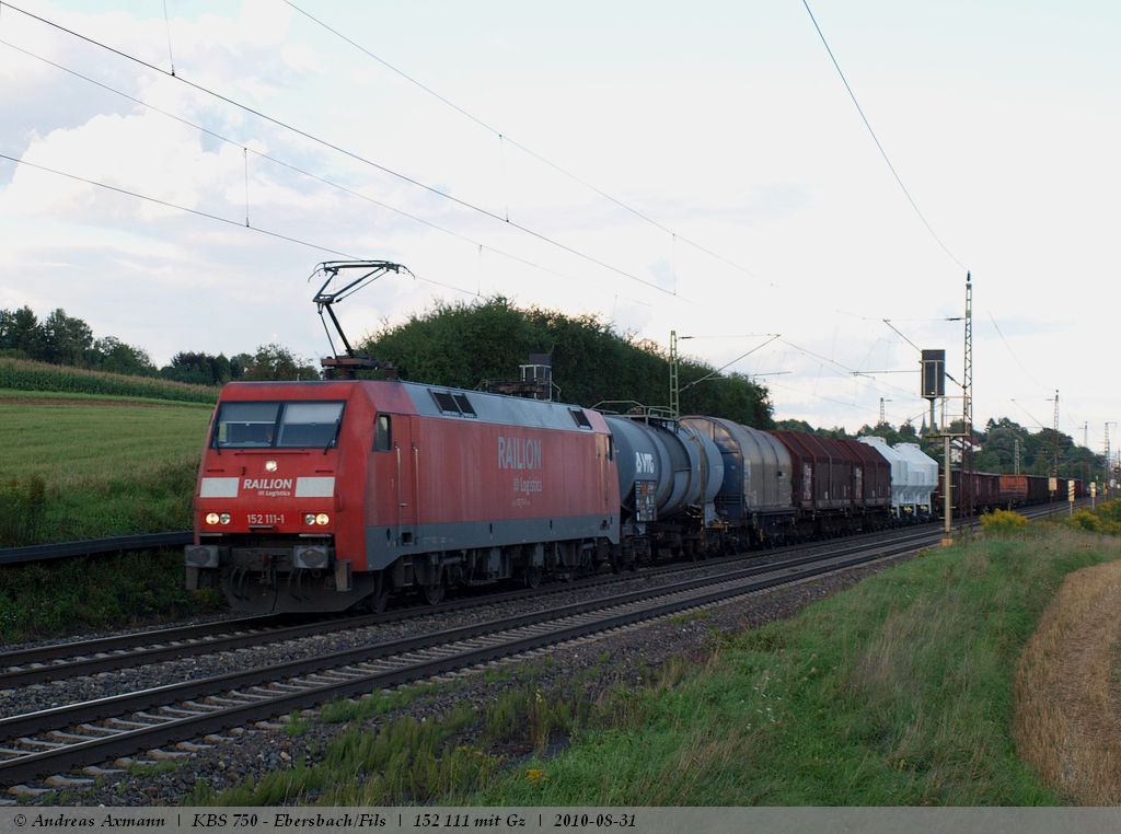 152 111-1 zieht ihren Gemischten Gterzug durch Ebersbach/Fils in Richtung Stuttgart. (30,08,2010)