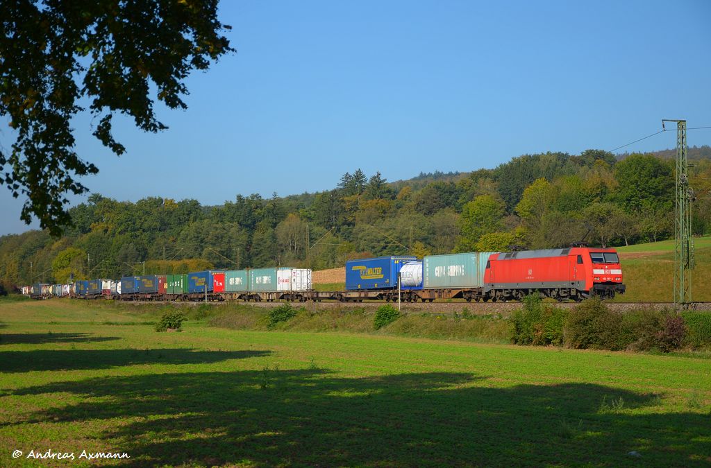 152 157 mit KLV/Container durch Ebersbach/Fils in Richtung Ulm/Mnchen. (01,10,2011)