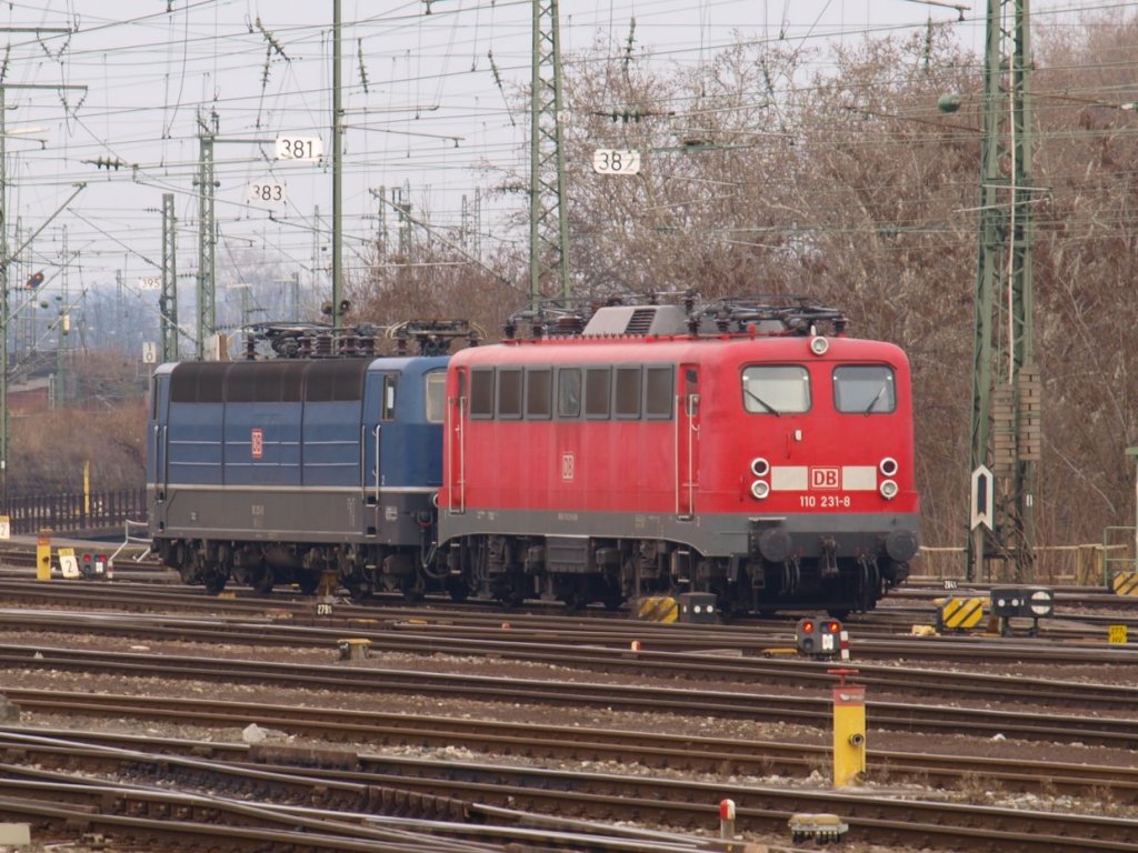 181 201 und 110 231-8 stehen vor dem Stellwerk im Stuttgarter Hbf. 181 201 wird am Montag 15.03.2010 als Lokzug 48091 mit 120 126 und 101 003 nach Dessau gefahren und soll dort zur HU kommen. (14,03,2010)