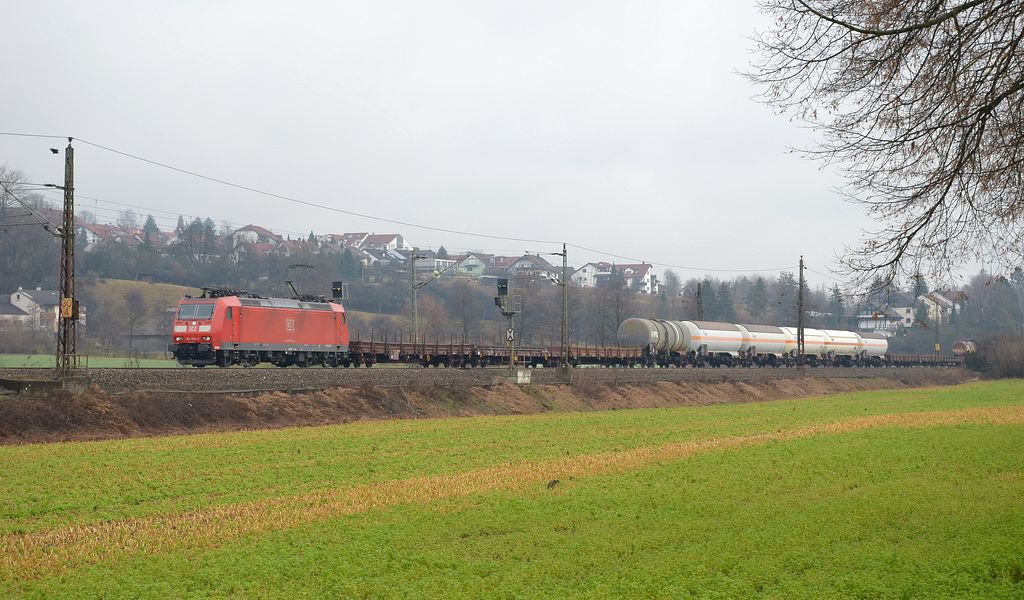 185 096 mit gemischtem Gterzug durch Ebersbach/Fils in Richtung Stuttgart/Kornwestheim. (28,01,2012)