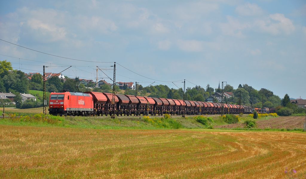 185 181 zieht einen sehr langen gemischten Gterzug in Richtung Stuttgart durch Ebersbach/Fils. (20,08,2011)