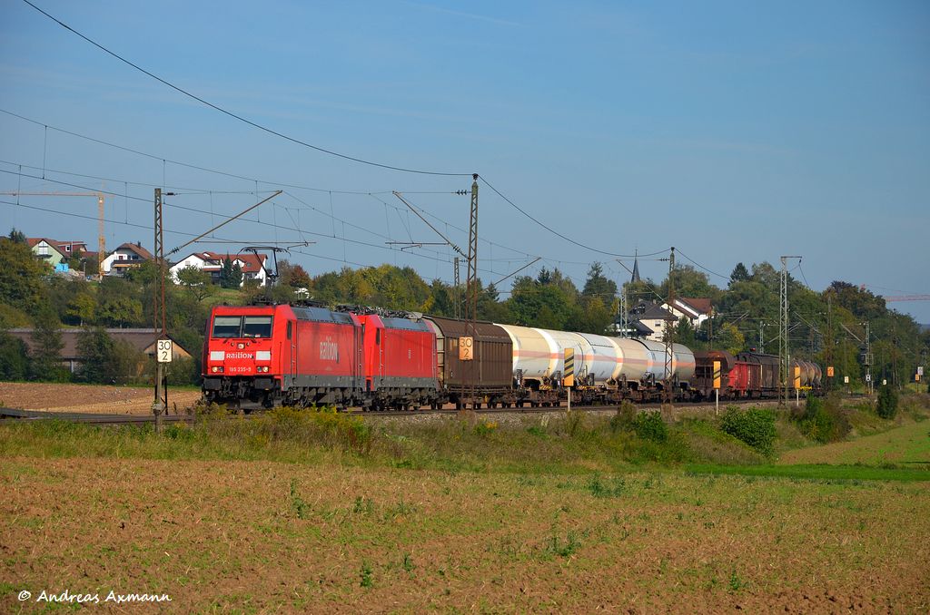 185 235 und 185 327 (kalt) mit Gemischten Gterzug durch Ebersbach/Fils in Richtung Stuttgart. (29,09,2011)