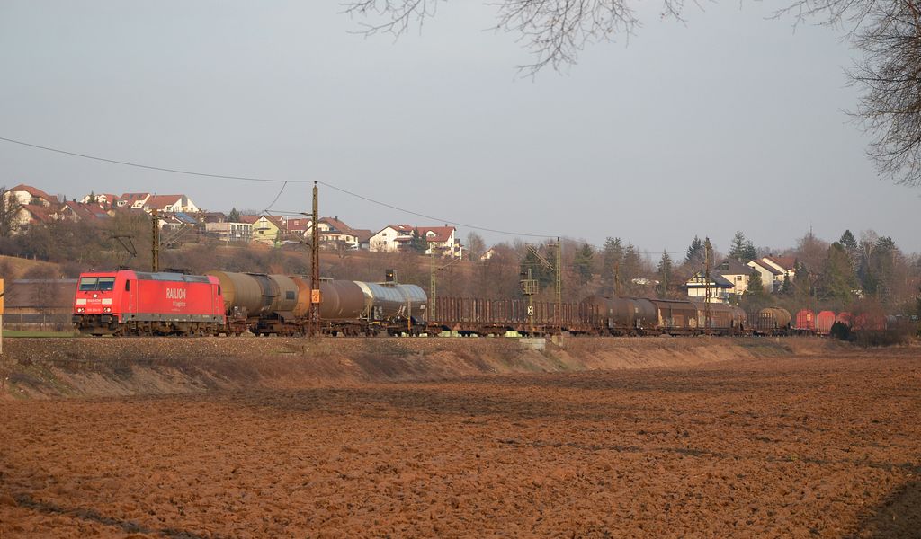 185 254 mit gemischten Gterwagen durch Ebersbach/Fils in Richtung Stuttgart/Kornwestheim. (01,02,2012)