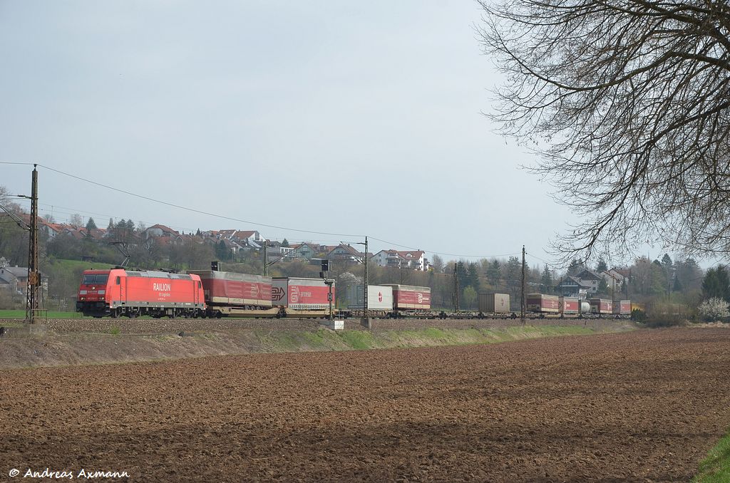 185 255 mit KLV durch Ebersbach/Fils in Richtung Stuttgart/Kornwestheim. (31,03,2012)