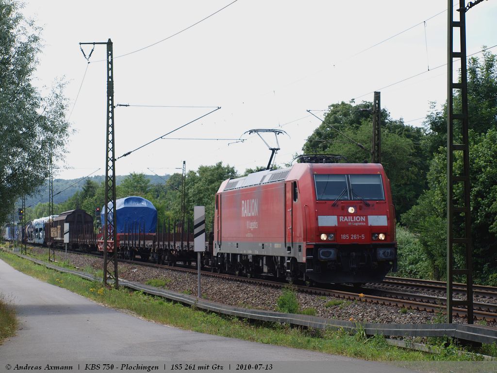 185 261 zieht einen Gemischten Gterzug an Plochingen vorbei in Richtung Mnchen. (13,07,2010)