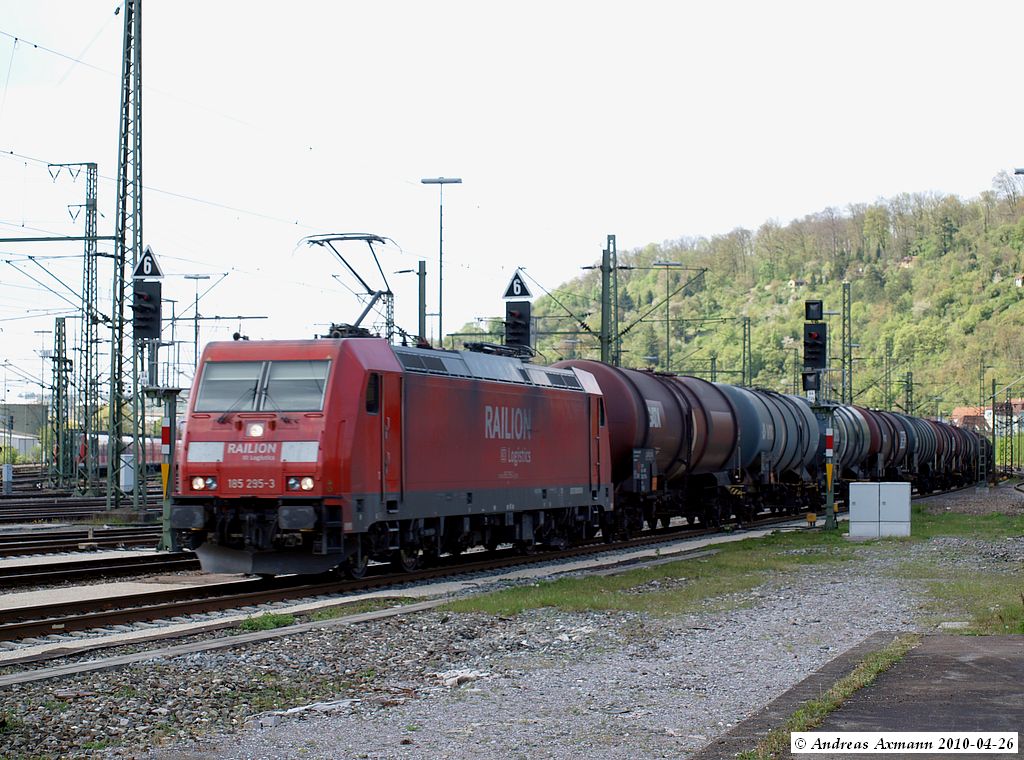 185 295-3 zieht ihren Kesselwagen in richtung Ulm/Mnchen durch Plochingen. (26,04,2010)