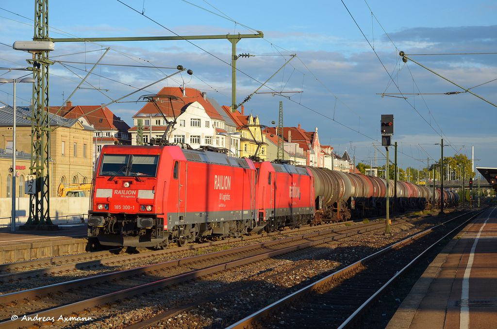 185 300 und 185 235 unterwegs mit einem KeWa in Richtung Stuttgart/Kornwestheim durch Esslingen am Neckar. (26,10,2011)