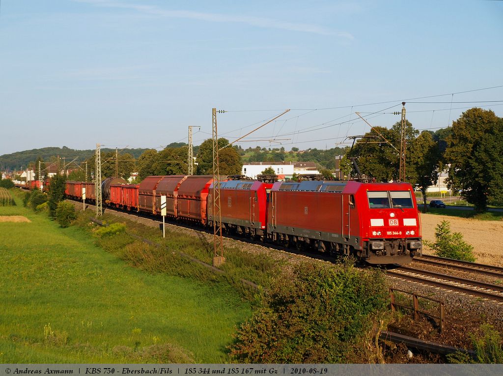 185 344-9 und 185 167-4 ziehen einen gemischten Gterzug in Richtung Stuttgart bei Ebersbach/Fils vorbei. (19,08,2010)