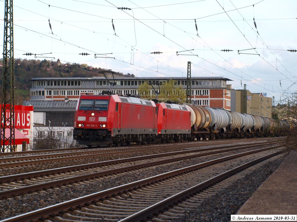 185 356 und 185 153 bringen einen Kesselwagenzug zum Gterbahnhof Untertrkheim. (31,03,2010)