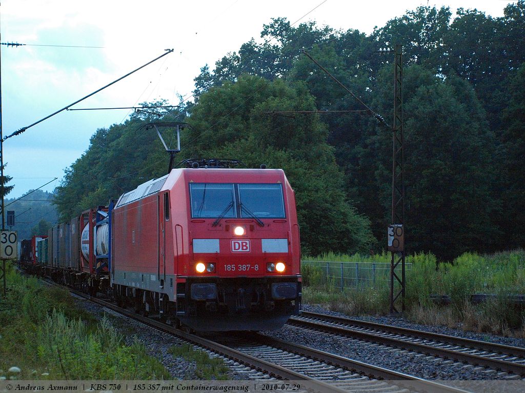 185 387-8 fhrt einen Containerzug in aus Stuttgart kommend in Richtung Mnchen. (29,07,2010)