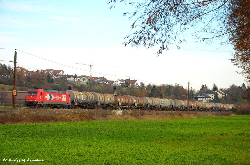 185 588 der HGK mit KeWa durch Ebersbach/Fils in Richtung Stuttgart/Kornwestheim. (20,11,2011)