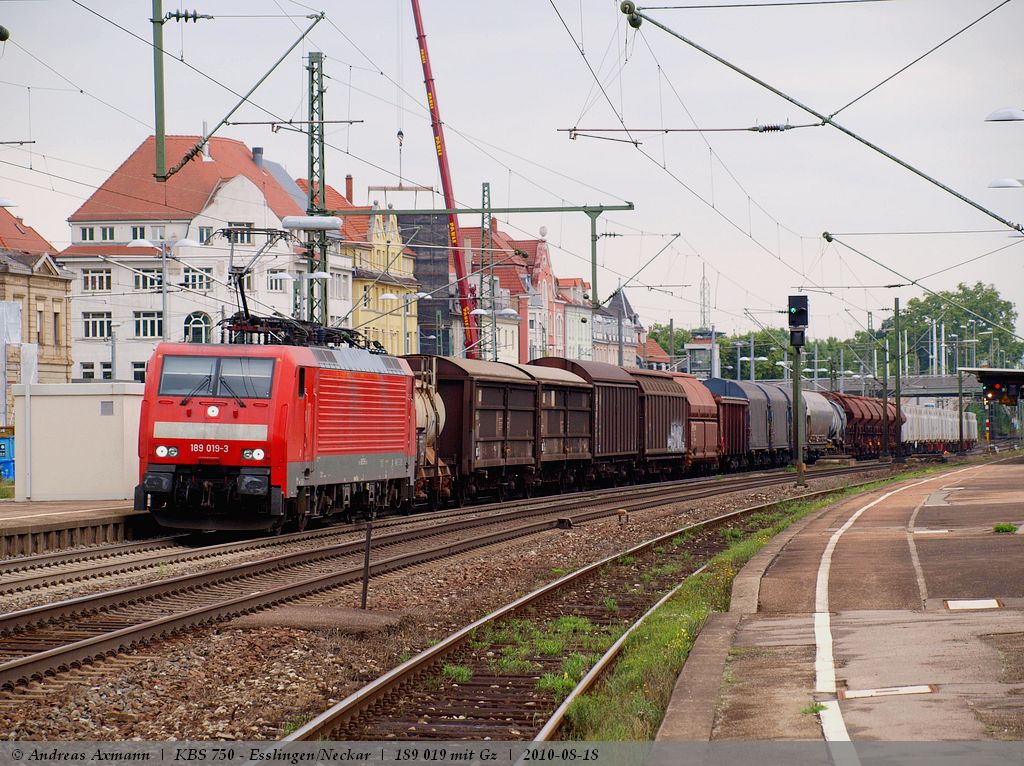 189 019-3 bringt einen Gemischten Gterzug nach seiner Durchfahrt durch Esslingen/Neckar nach Untertrkheim. (18,08,2010)