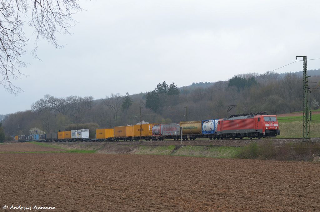 189 020 mit Container erreicht gleich Ebersbach/Fils in Richtung Mnchen. (31,03,2012)