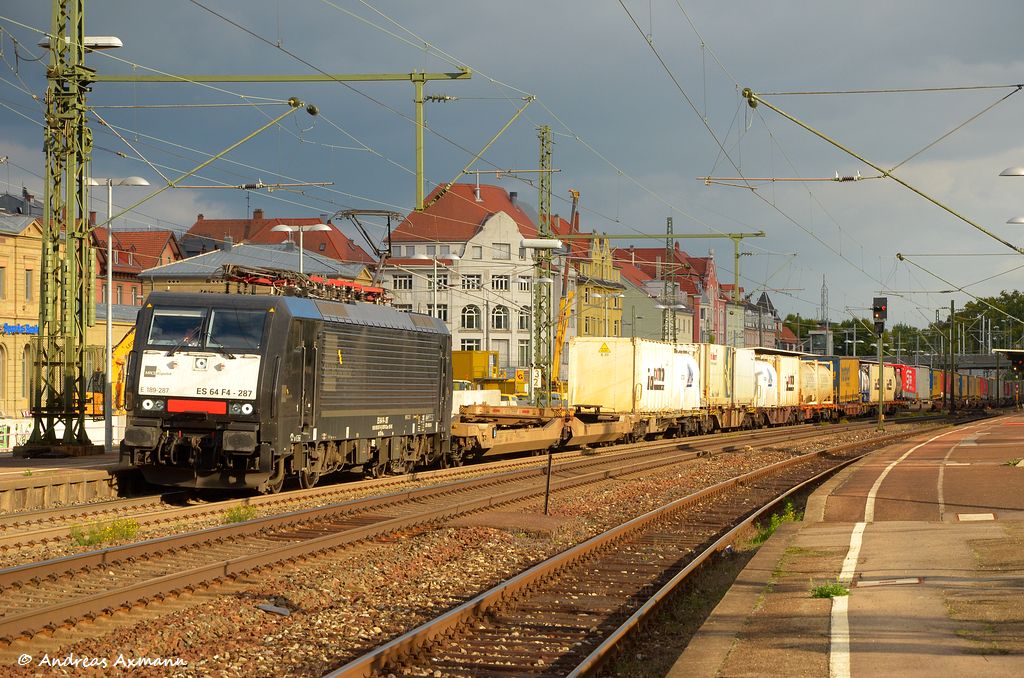 189 287 (ES 64 F4-287) MRCE-dispolok mit KLV durch Esslingen am Neckar in Richtung Stuttgart/Kornwestheim. (13,10,2011)