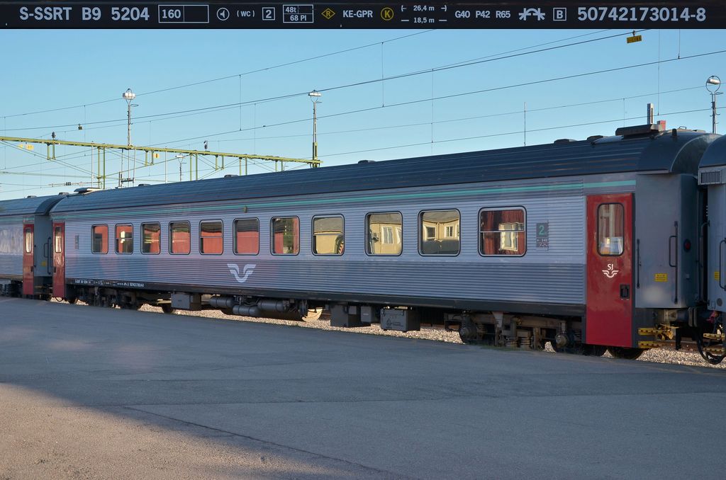 2-Klasse Personenwagen Typ B9 (50742173014-8) der SJ steht abgestellt im Bf Kiruna fr die Morgendliche Fahrt nach Lule als IC 7011. (17,06,2011)