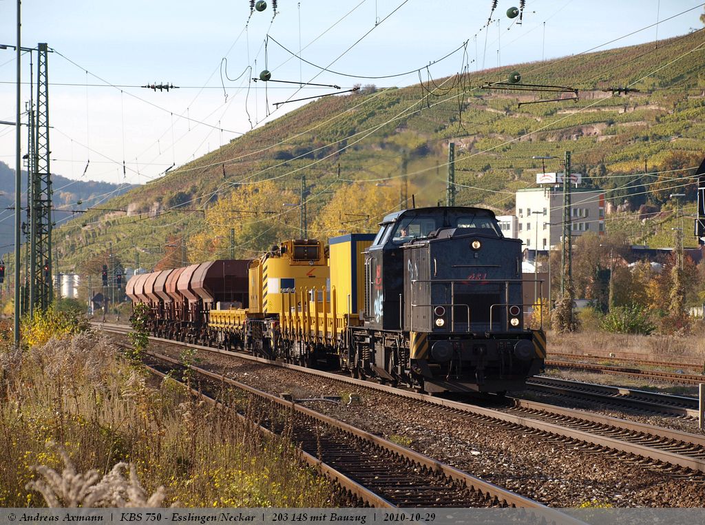 203 148-2 der rt & l bei der durchfahrt durch Esslingen/Neckar mit Kran und Schotterwagen. (29,10,2010)
