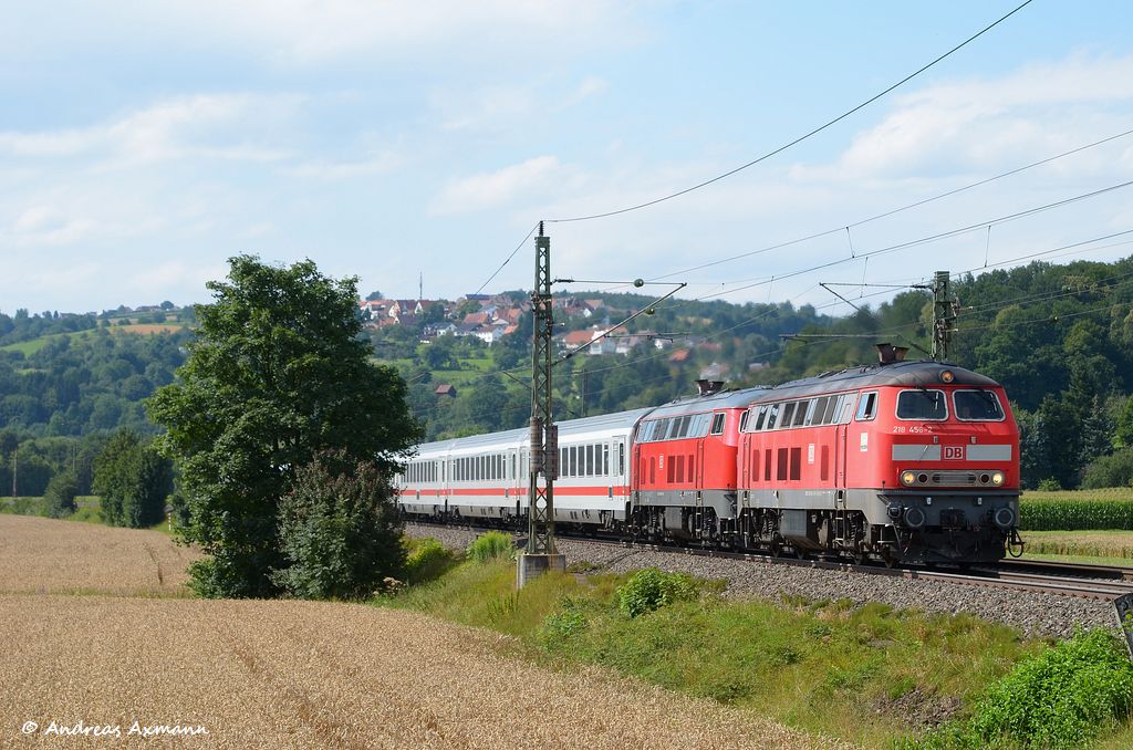 218 456 und 218 495 ziehen ihren IC 2013 mit + 40 min durch Uhingen in Richtung Ulm/Oberstorf. (29,07,2012)